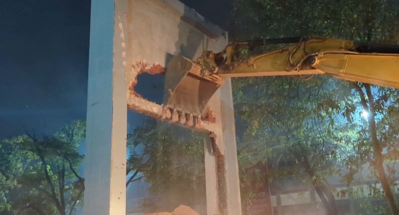 সিলেটে বুলডোজার দিয়ে ভাঙা হল শেখ মুজিবের ম্যুরাল